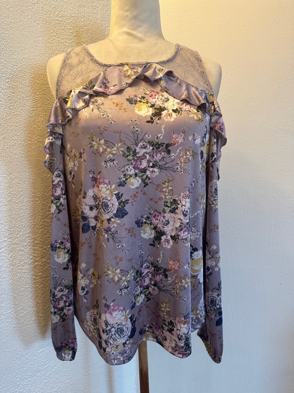 Almost Famous Lavender Floral Cold-Shoulder Long Sleeve Top Size S